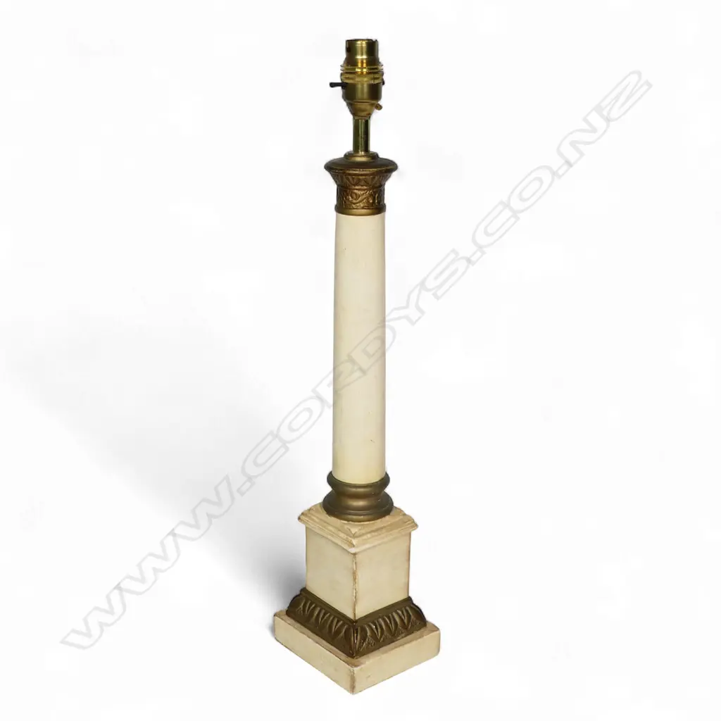 A table lamp and shade, Image 1++